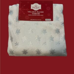 Holiday Time Velvet Plush Throw Blanket with Silver Snowflakes NIP